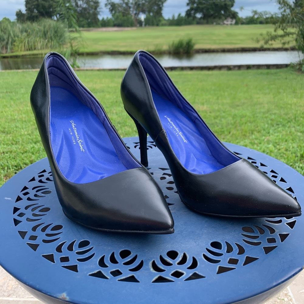 Antonia Saint black pumps